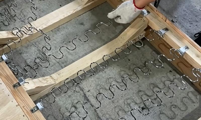 Sinuous springs seat support system for sofa